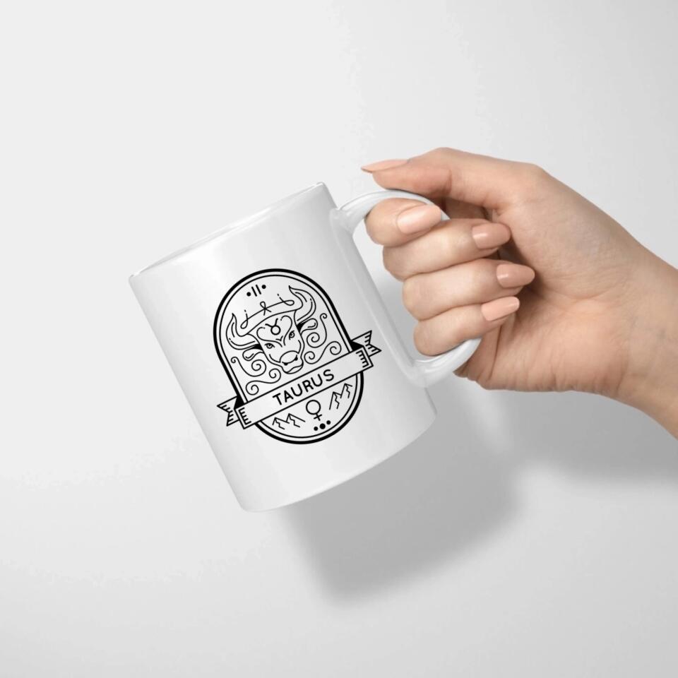 Frau hält Tasse aus Kermaik mit bedruckten Sternzeichen Stier
