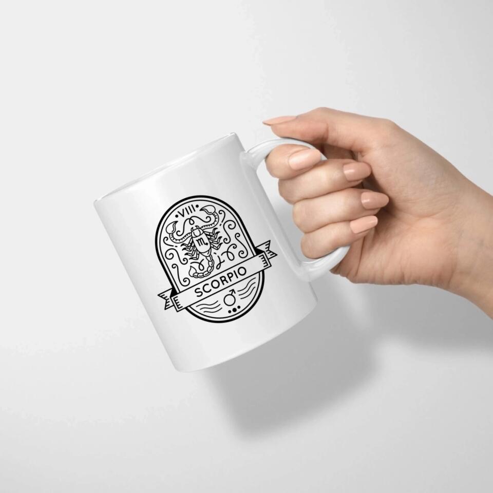 frau hält eine tasse mit sternzeichen skorpion motiv bedruckt
