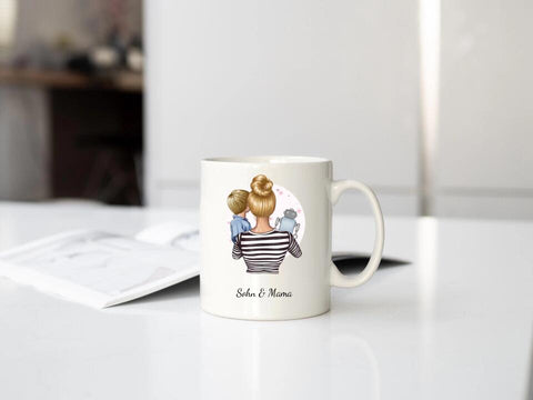 Personalisierte Mama Tasse (Mutter mit Sohn und Spielzeug)